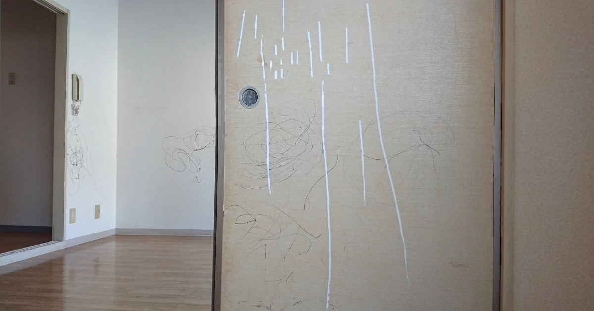 子供の落書き等による特別損耗で汚損した部屋の様子