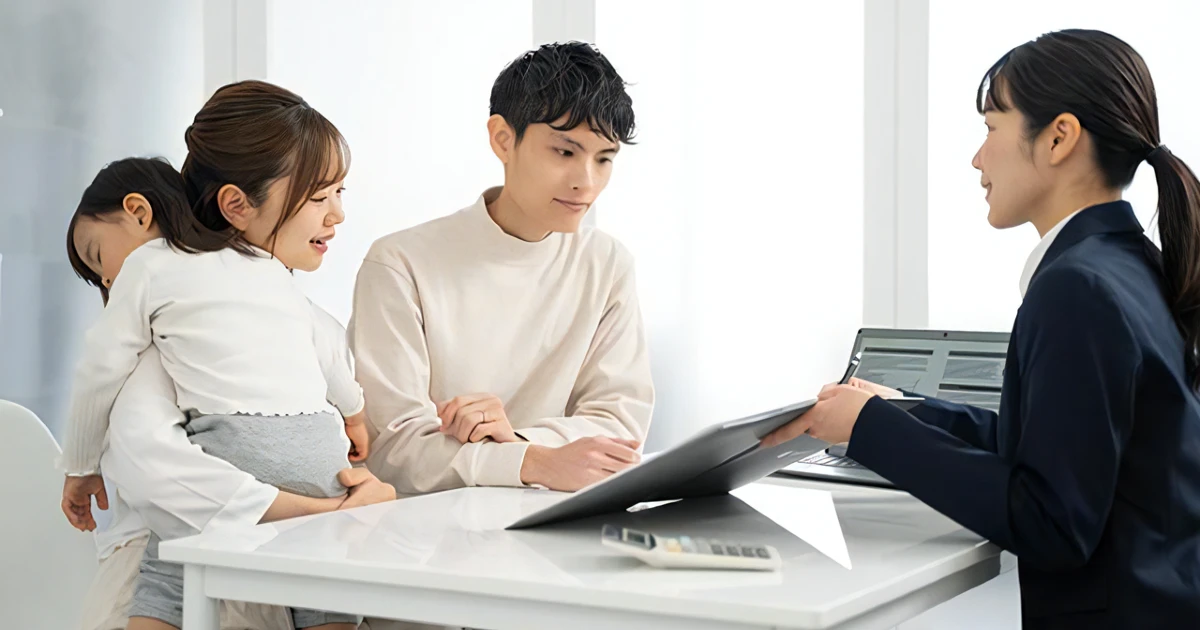 賃借人が賃貸借契約を締結する様子