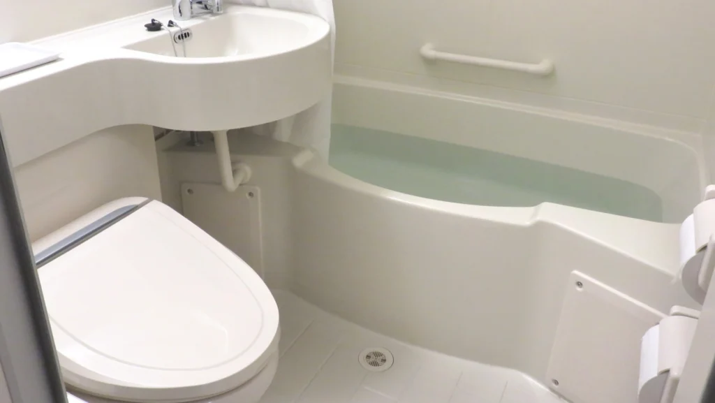 賃貸の風呂とトイレが一つになったユニットバスの様子