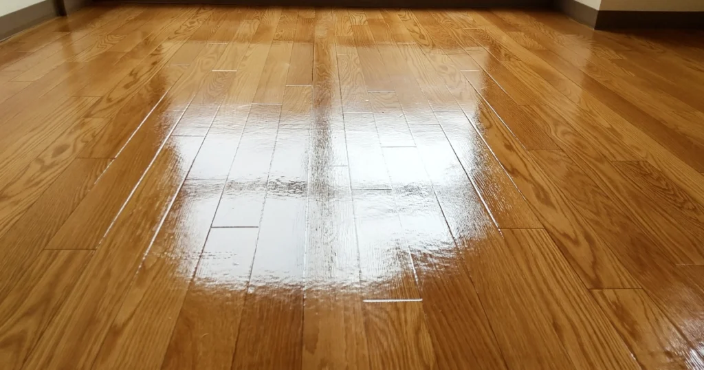 ワックスがけをして光沢のあるフローリングの様子