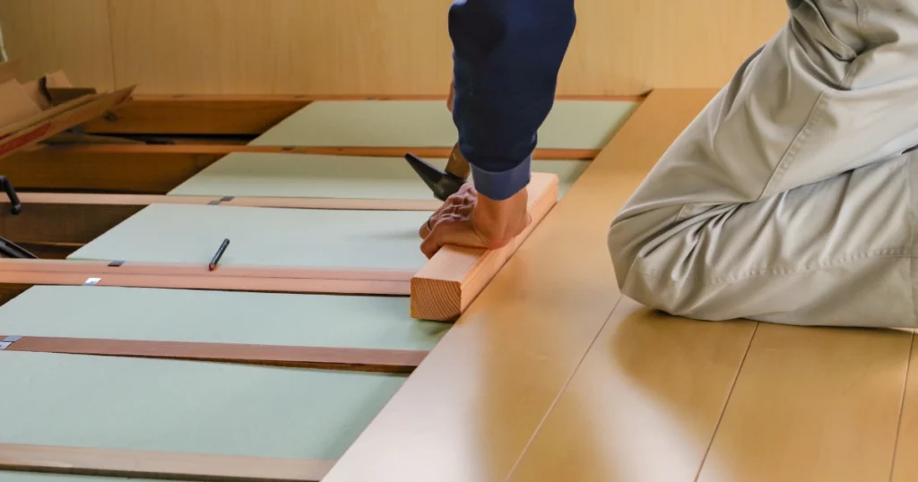フローリング工事をする職人の様子