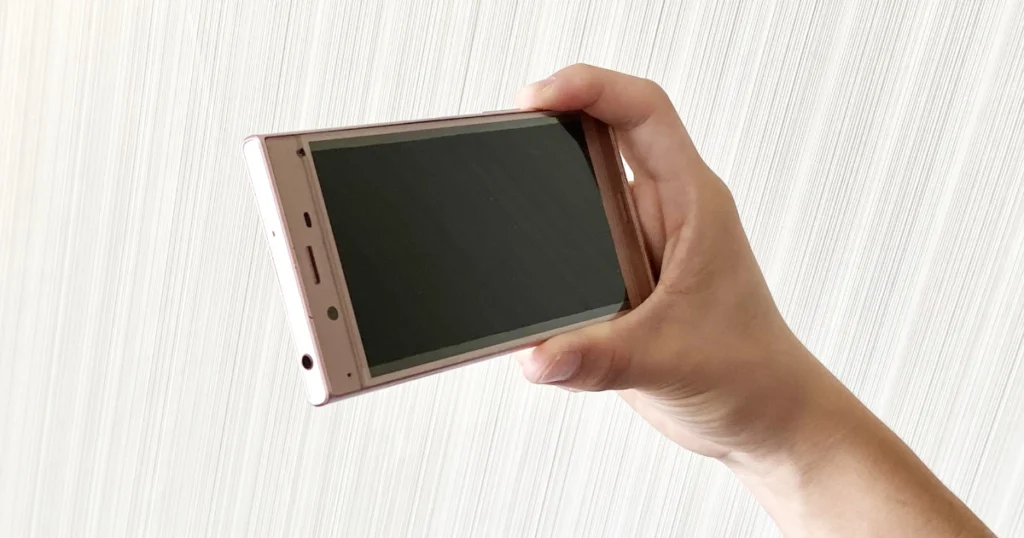 賃借人がスマホで室内を撮影する様子