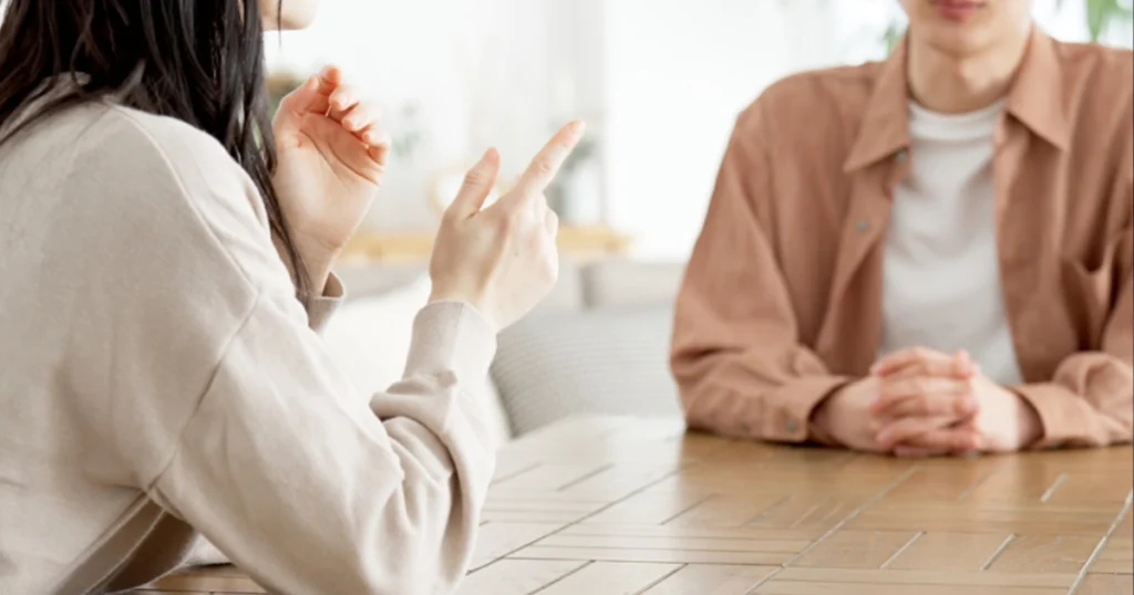 借主である男女が相談し合っている様子