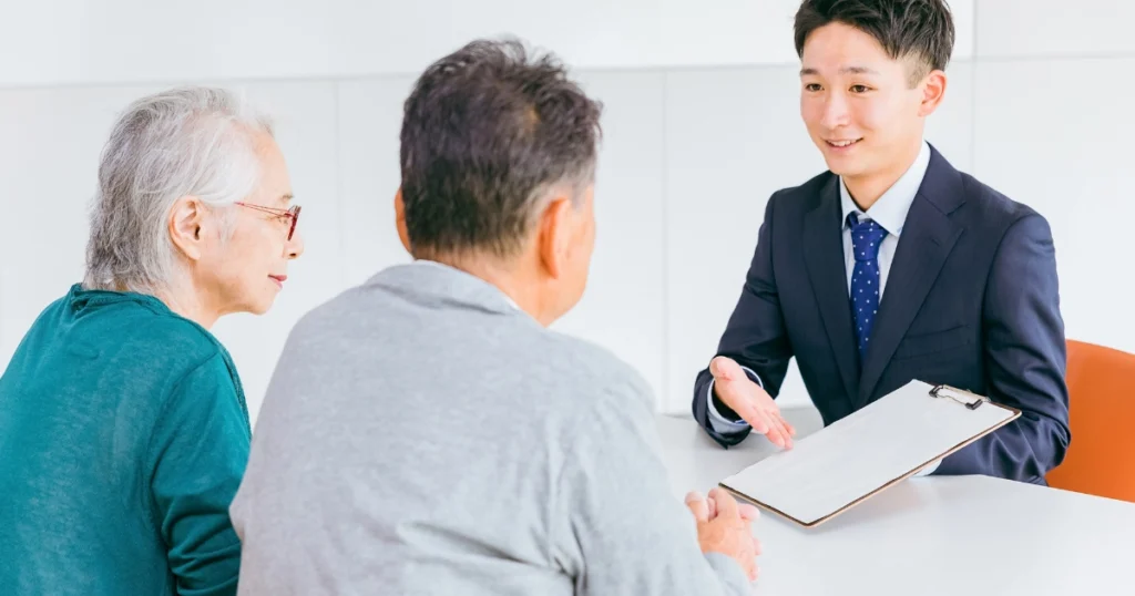 賃借人が賃貸人から重要事項説明を受けている様子