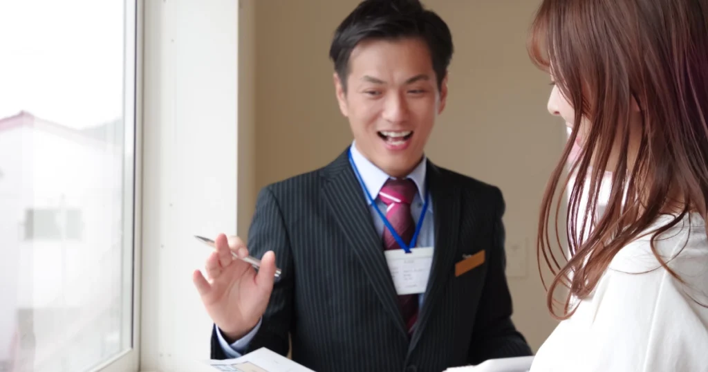 賃貸人と賃借人が資料を見ながら退去立ち合いをしている様子