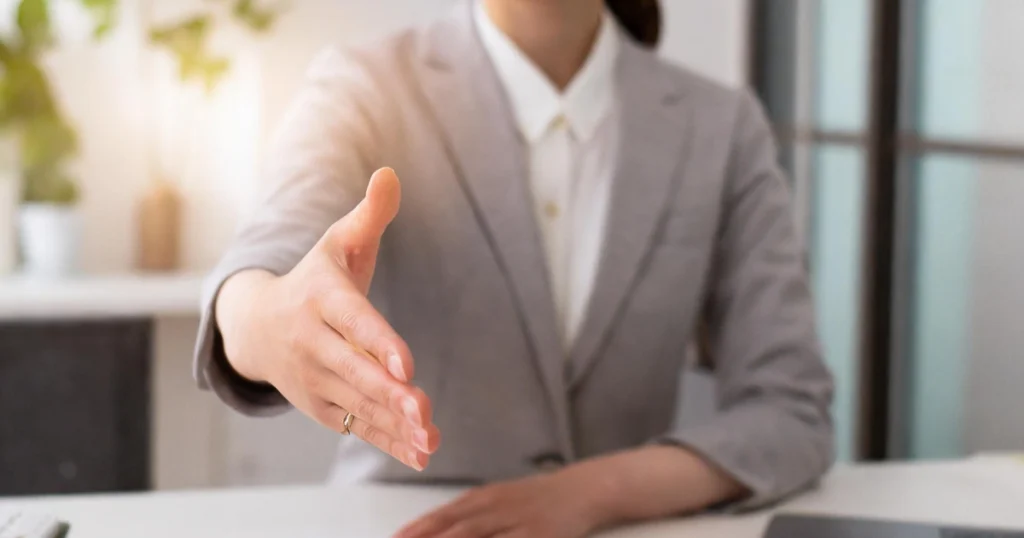 賃貸借契約を結ぶ際に手を差し伸べる管理会社の様子