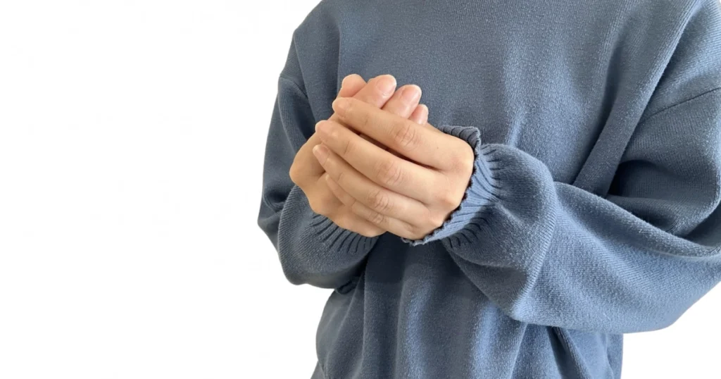 トラブルによって気持ちが落ち込んでいる女性の様子