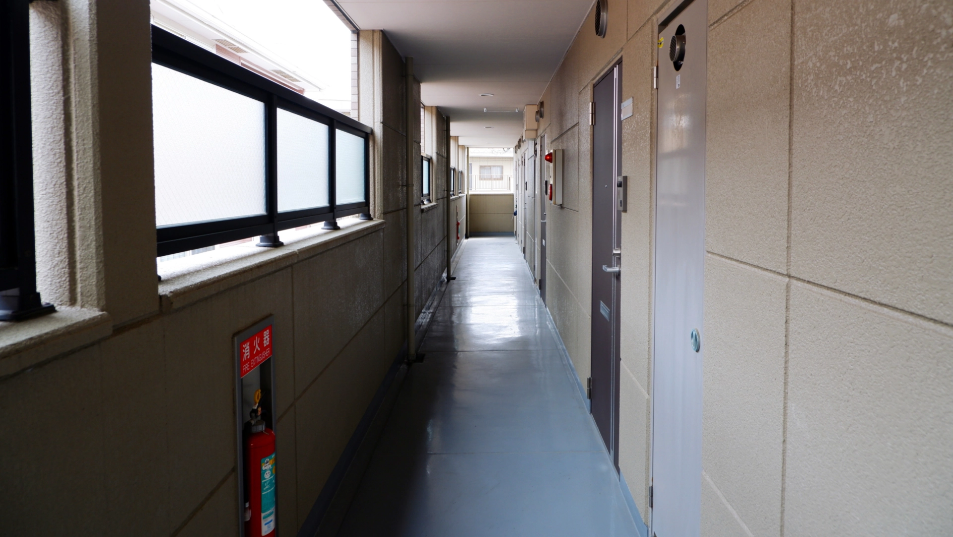 賃貸マンションの共有スペースである廊下の様子