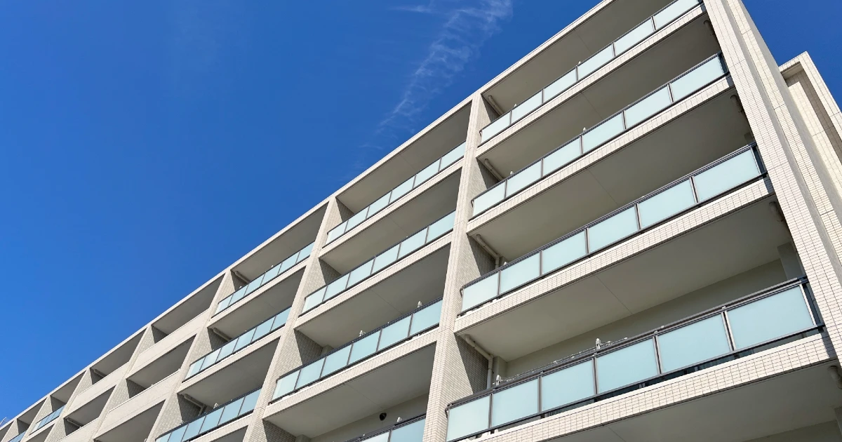 退去する賃貸マンションの外観