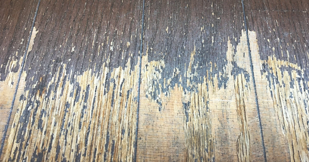 借主の過失による原状回復費用が発生する酷く傷ついたフローリング