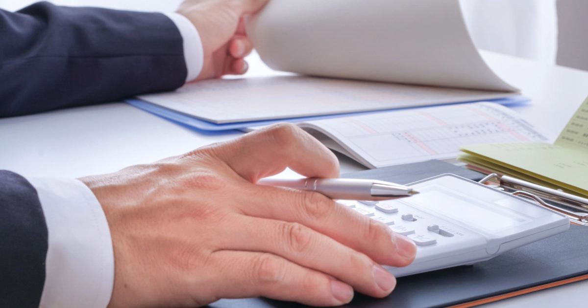 電卓で退去費用を算出している様子