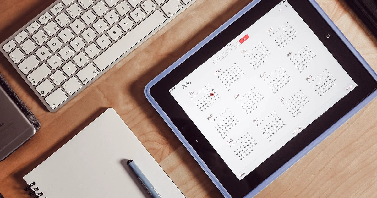 退去立会いのスケジュール調整に使うタブレット画面のカレンダー