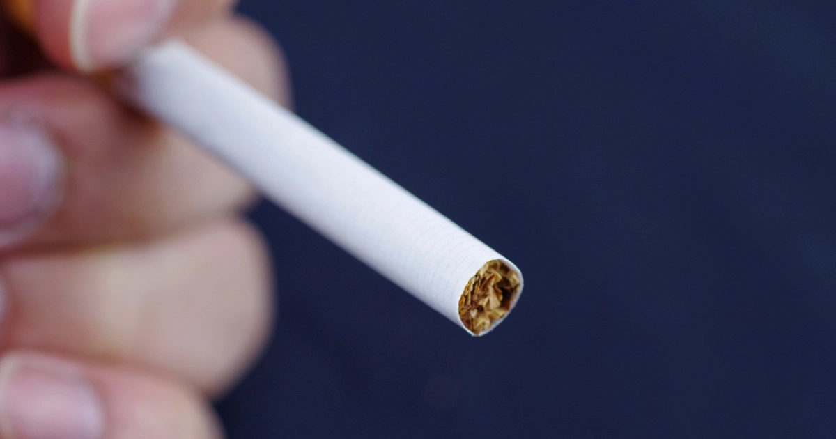 賃貸物件内での喫煙による原状回復費用のリスクを示すタバコ