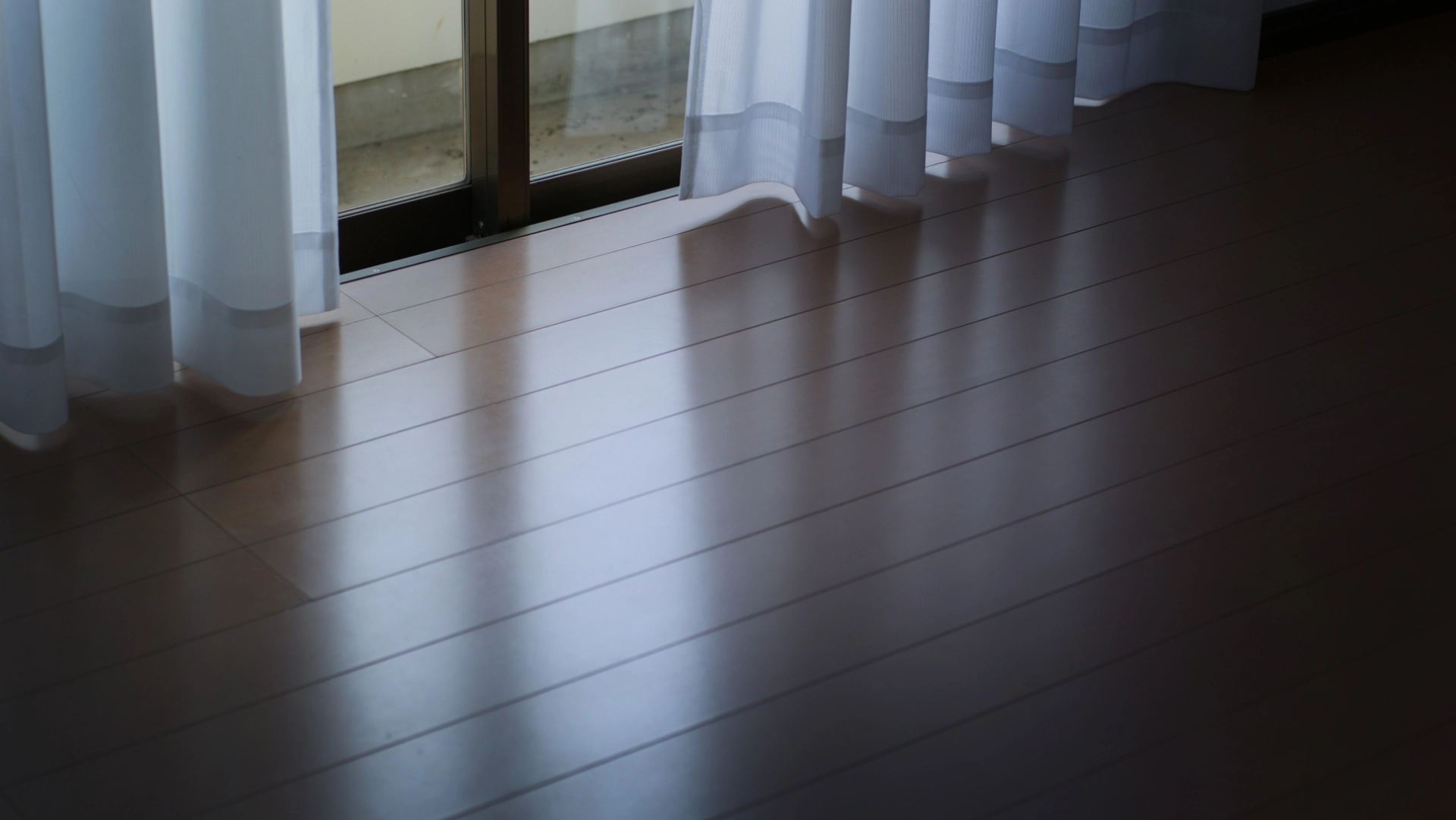 退去前のハウスクリーニングで清掃が完了した綺麗なフローリング