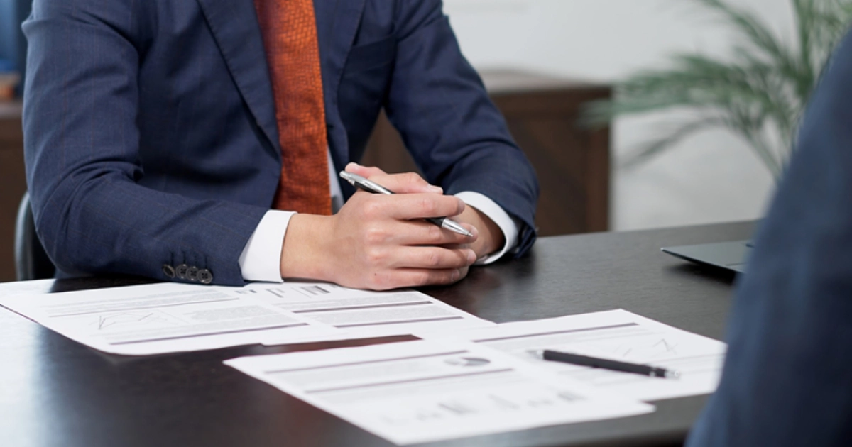 退去立会いができない場合に弁護士に相談している様子