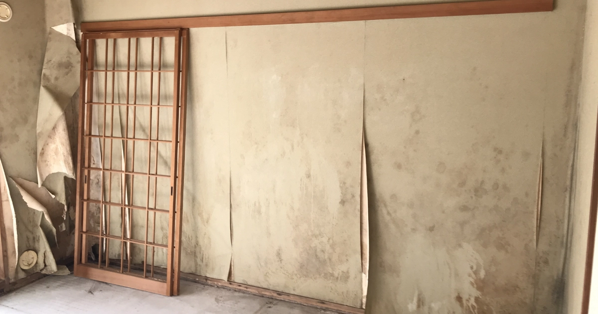 クロスが剥がれ障子も破損した原状回復工事が必要な賃貸物件の室内