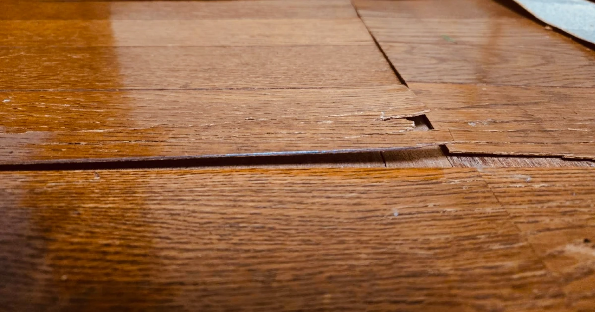 経年劣化によってめくれ上がった賃貸物件のフローリング