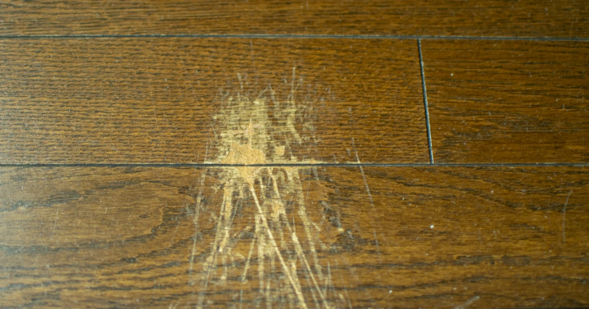 家具を引きずったことによる原状回復費用が発生するフローリングの傷