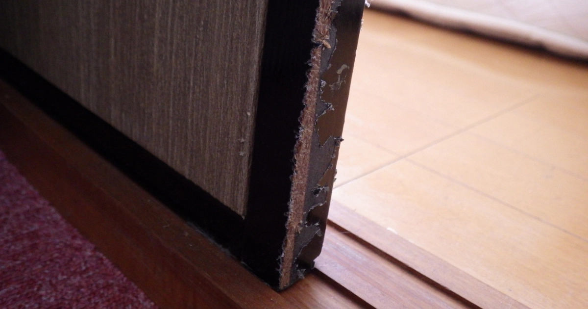 経年劣化によって傷ついた賃貸物件の襖の縁