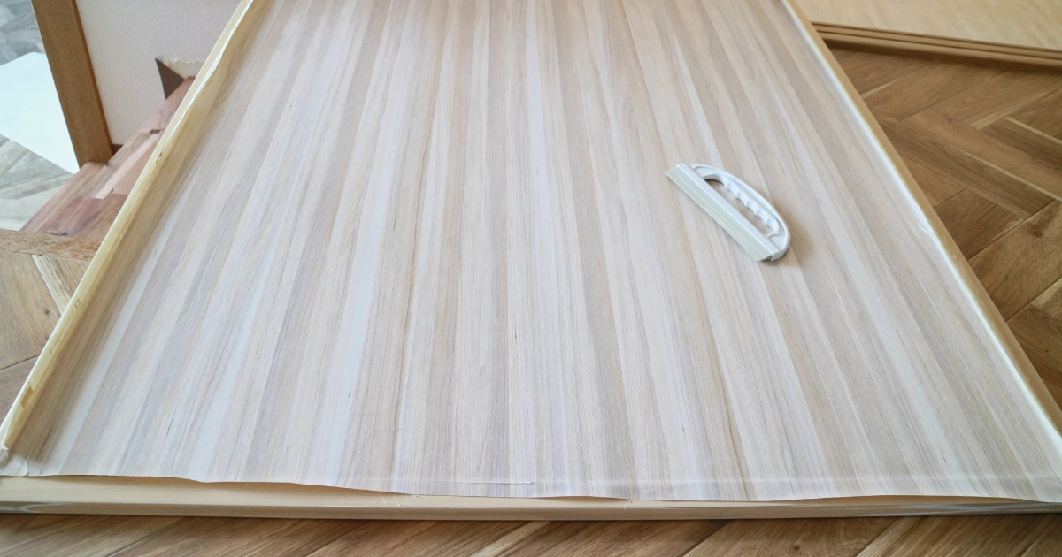 退去後の原状回復工事で襖を張り替えている様子