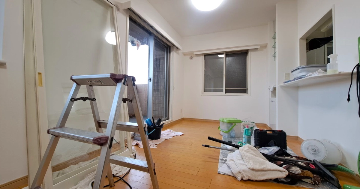 退去前のハウスクリーニングをしている賃貸物件の室内の様子