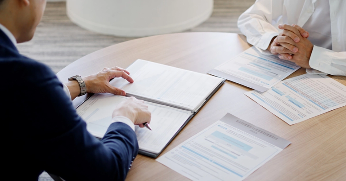 入居前に管理会社から重要事項説明を受けている借主の様子