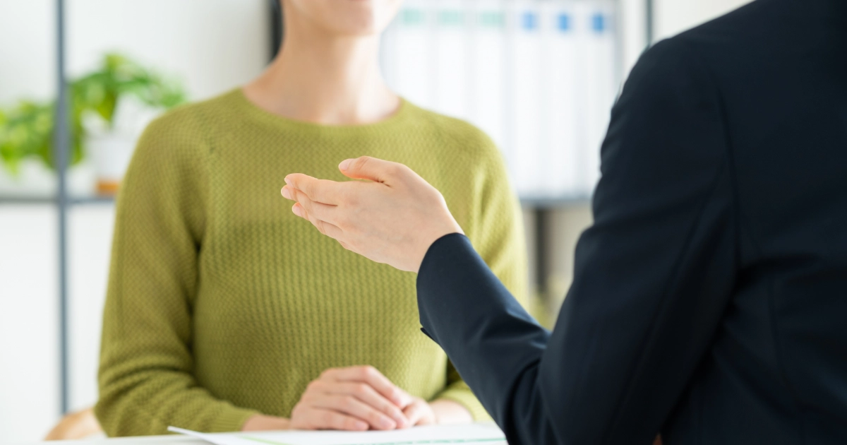 退去費用について管理会社が女性借主に説明している様子