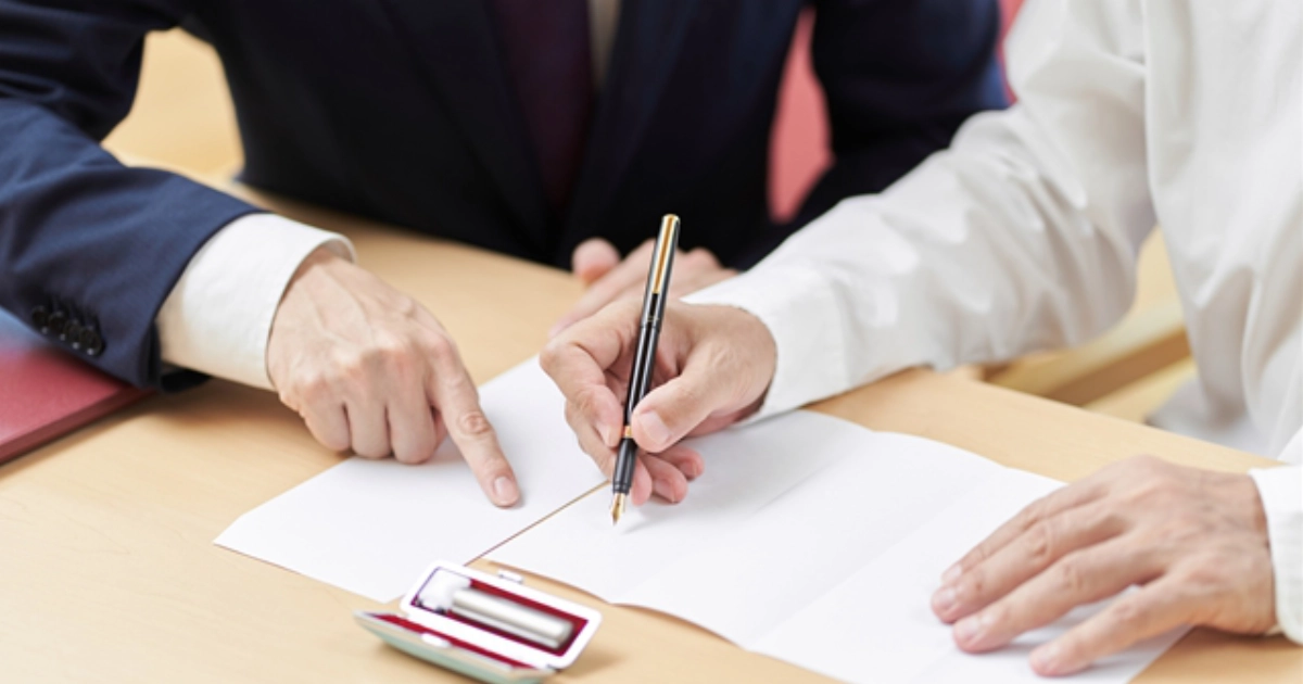 管理会社から不当にサインを求められている様子