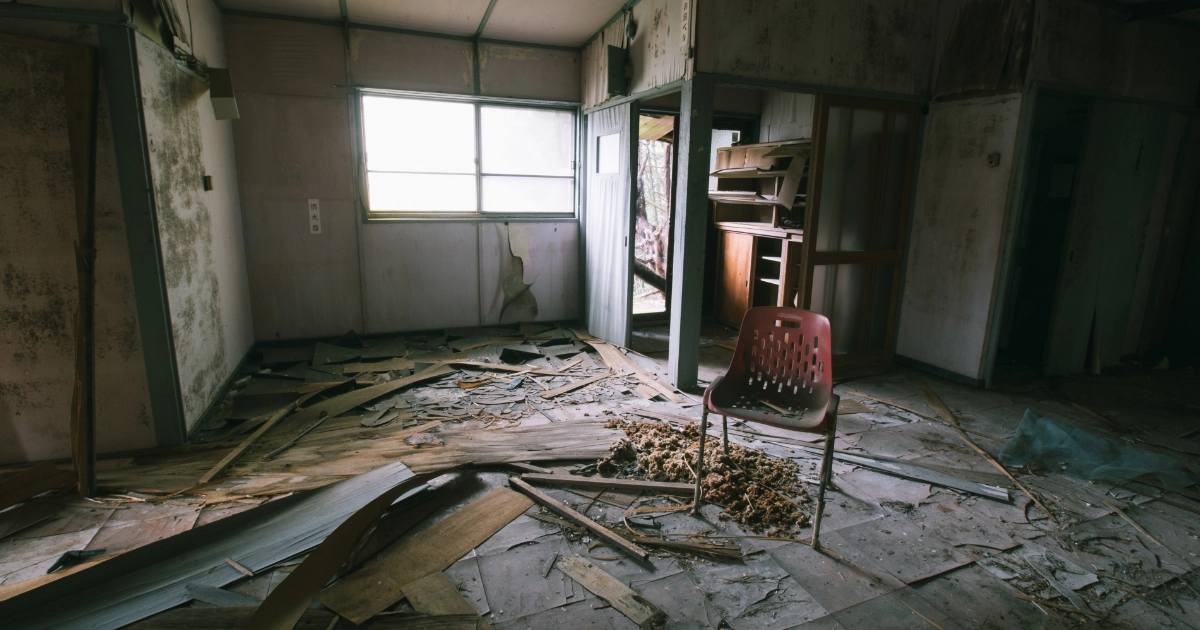 原状回復工事が必要な損傷の激しい賃貸物件の室内