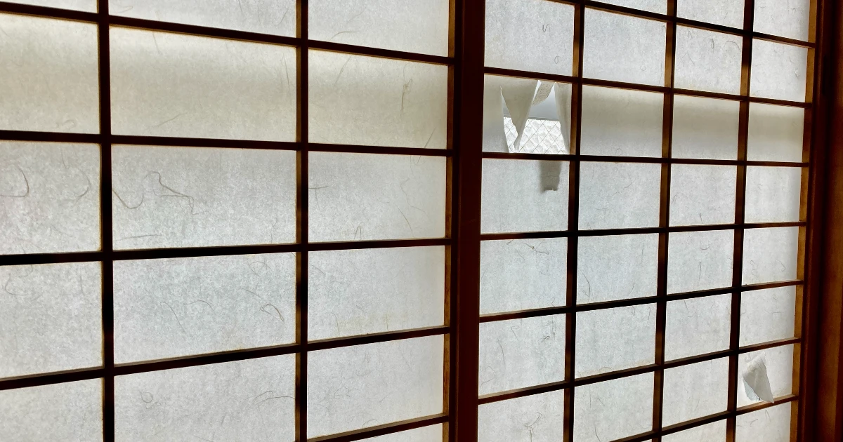 原状回復費用が発生する破れた賃貸物件の障子の状態