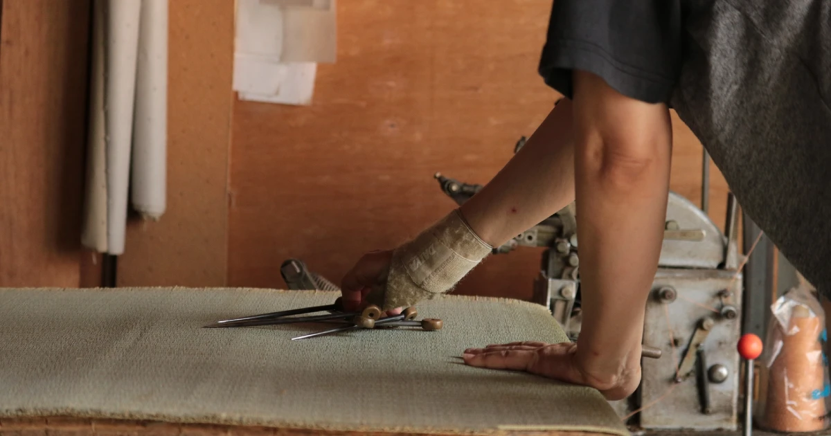 退去後の原状回復工事で畳を張り替えている職人