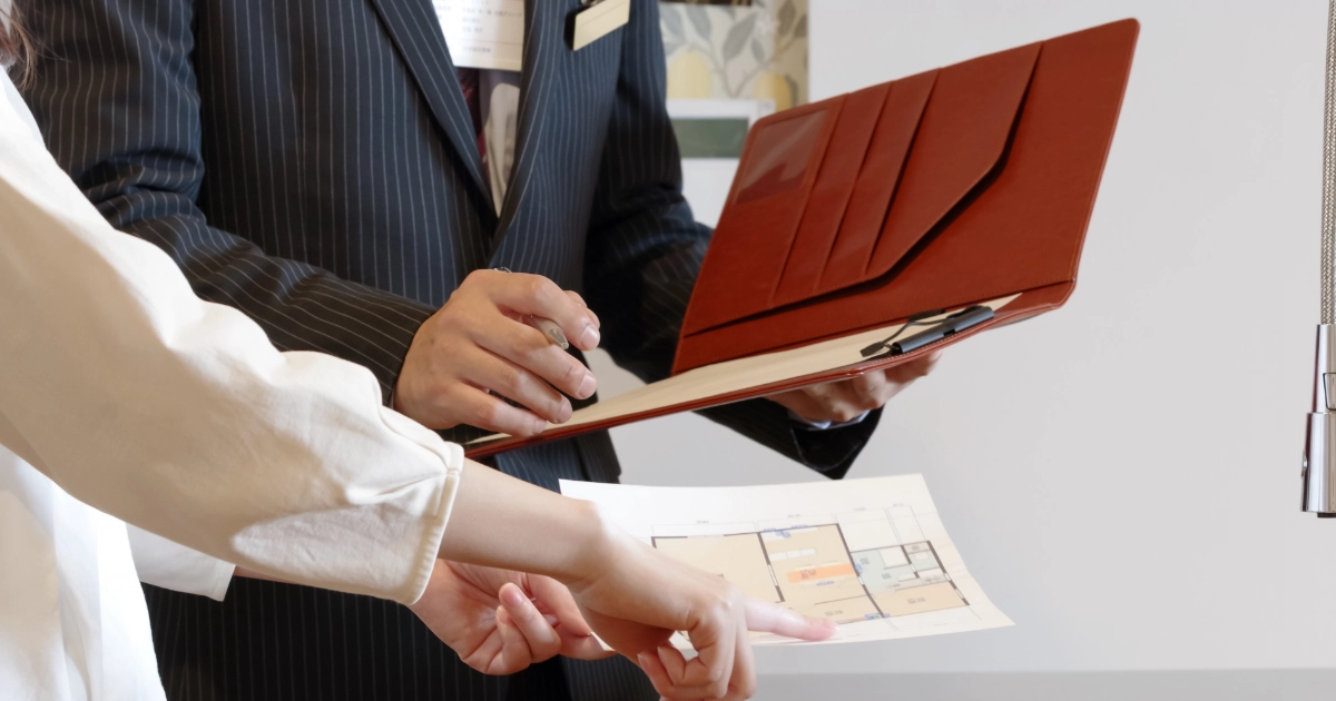 入居前の内覧で退去費用の特約について管理会社に質問している借主