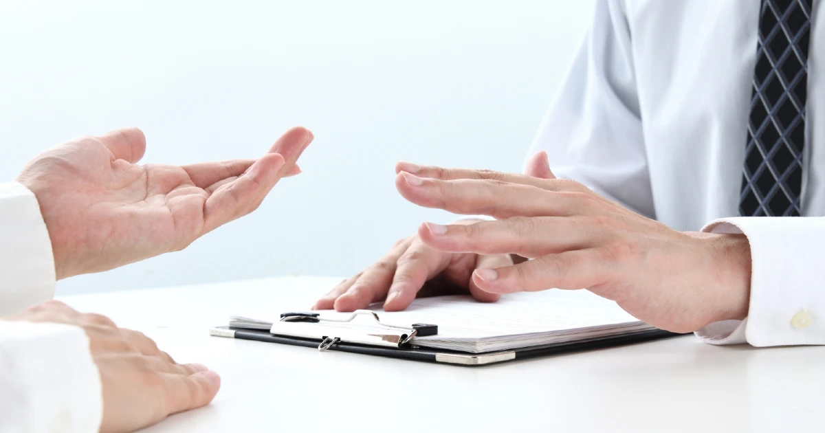 退去費用のトラブルで借主と貸主が言い争っている様子