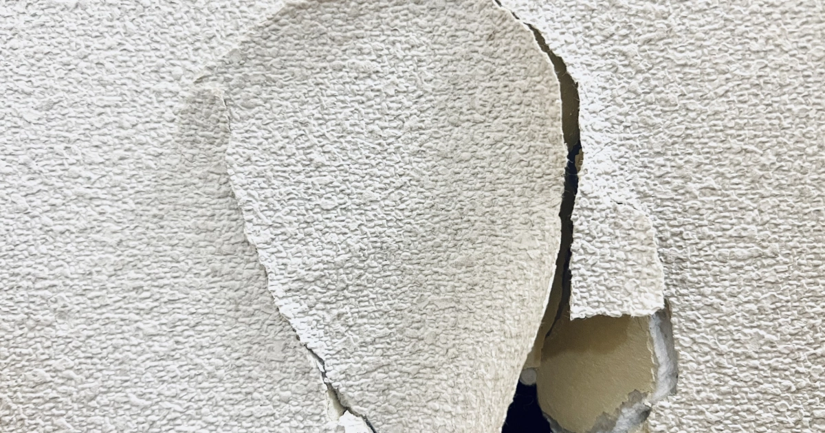 借主の過失で壁紙が破れ施工ボードまで破損した原状回復費用が高額になる様子