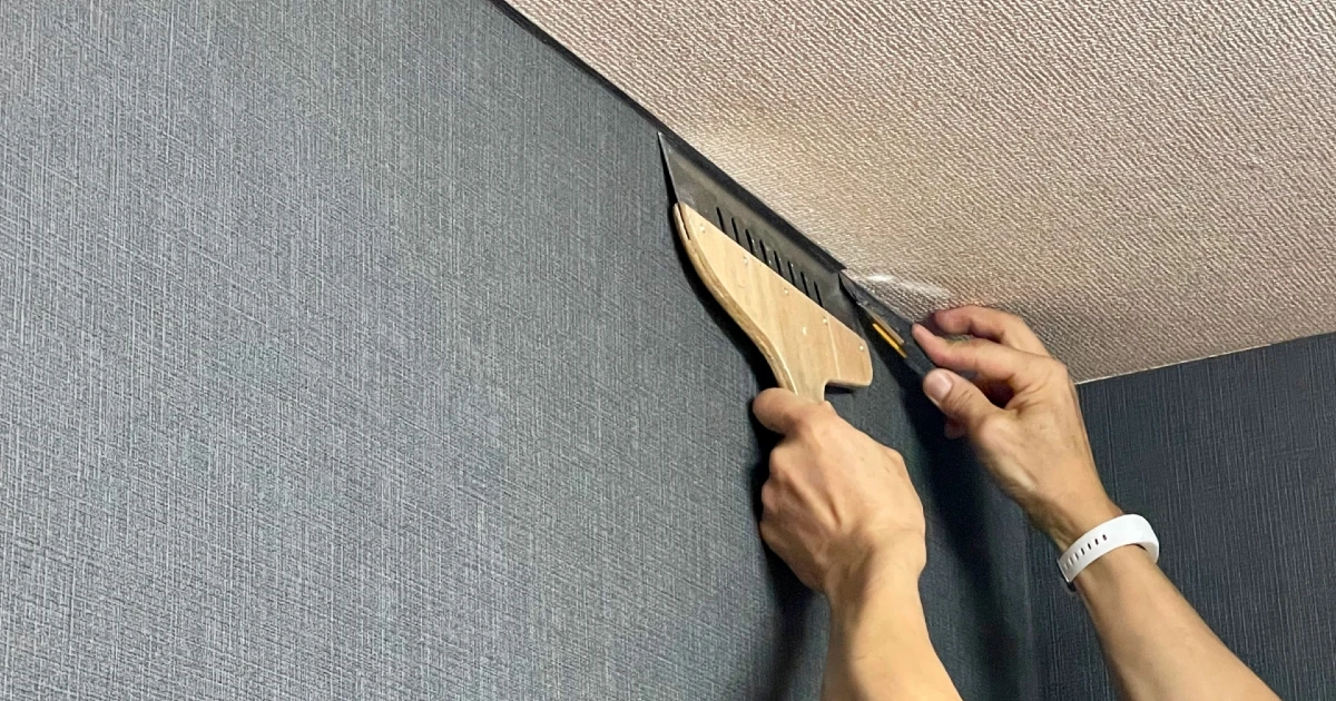 退去後の原状回復工事でクロスを張り替えている様子