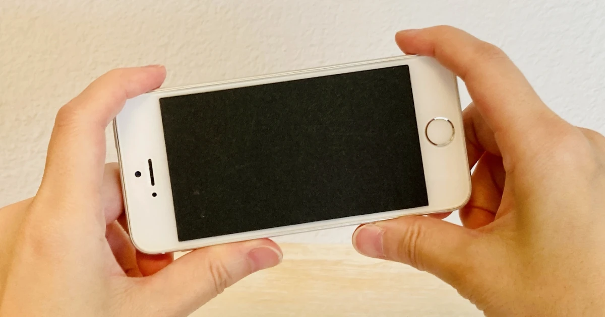 退去前にスマートフォンで室内の状態を撮影している女性借主