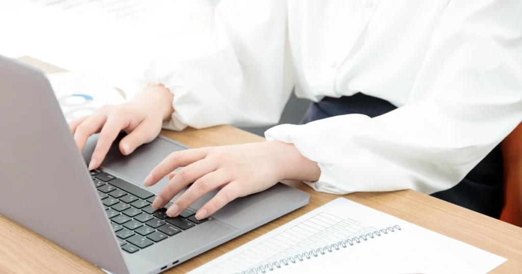 女性がノートパソコンでe内容証明郵便の作成をしている様子